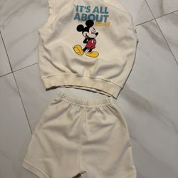 Mickey and Friends short-sleeved set.