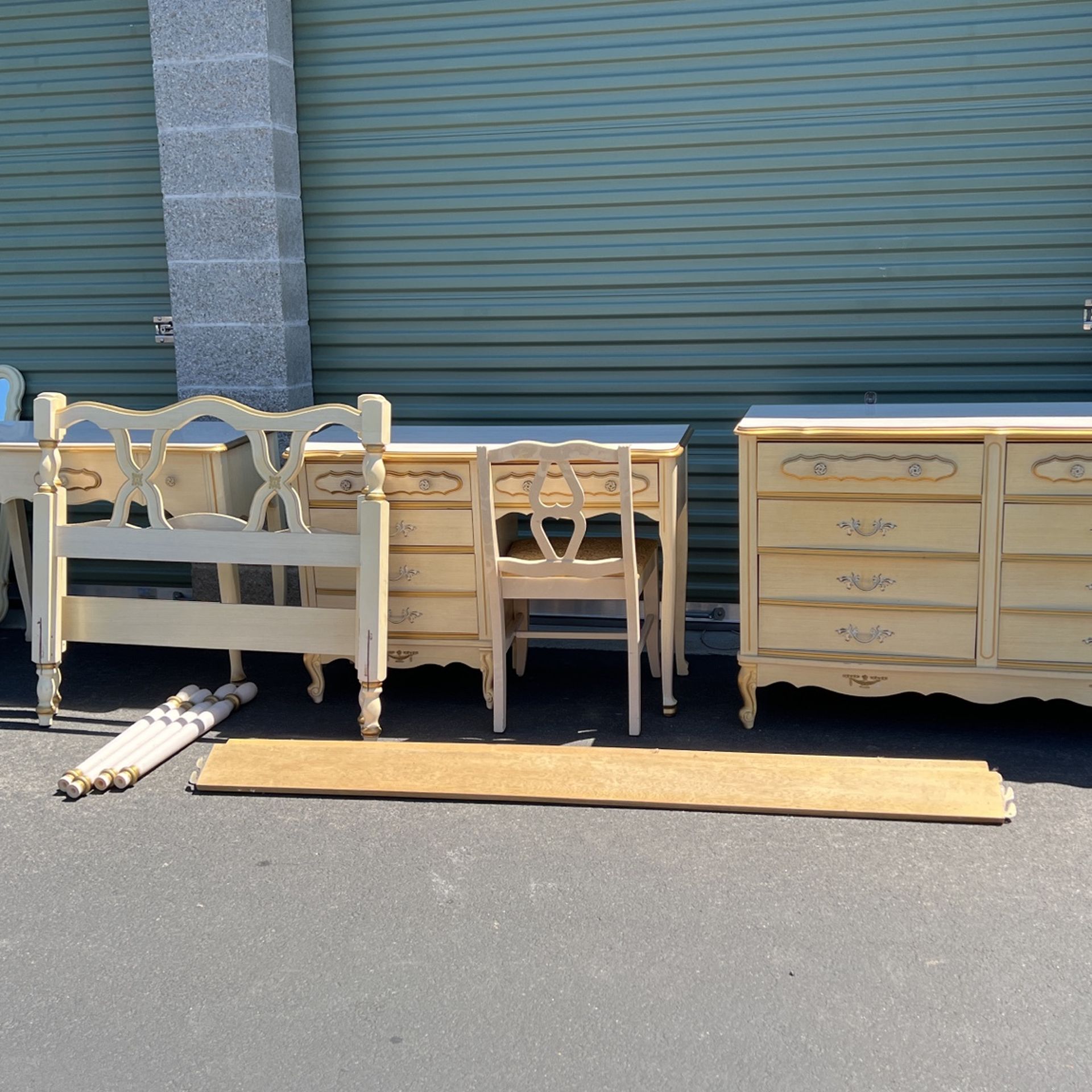 Girls Bedroom Set 7pc. Vintage 70’s Antique White French Provincial