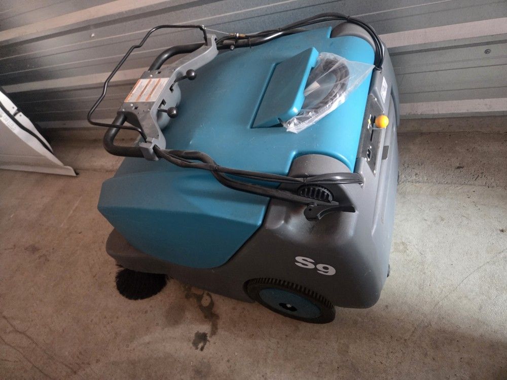 TENNANT S9 WALK BEHIND SWEEPER 300HRS !!! NEW BATTERY