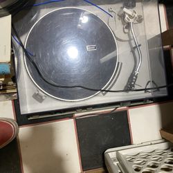 Techniques turntable And 300 Records 