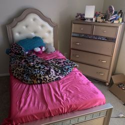 Twin Bed With Dresser And vanity For 400 Dollars 