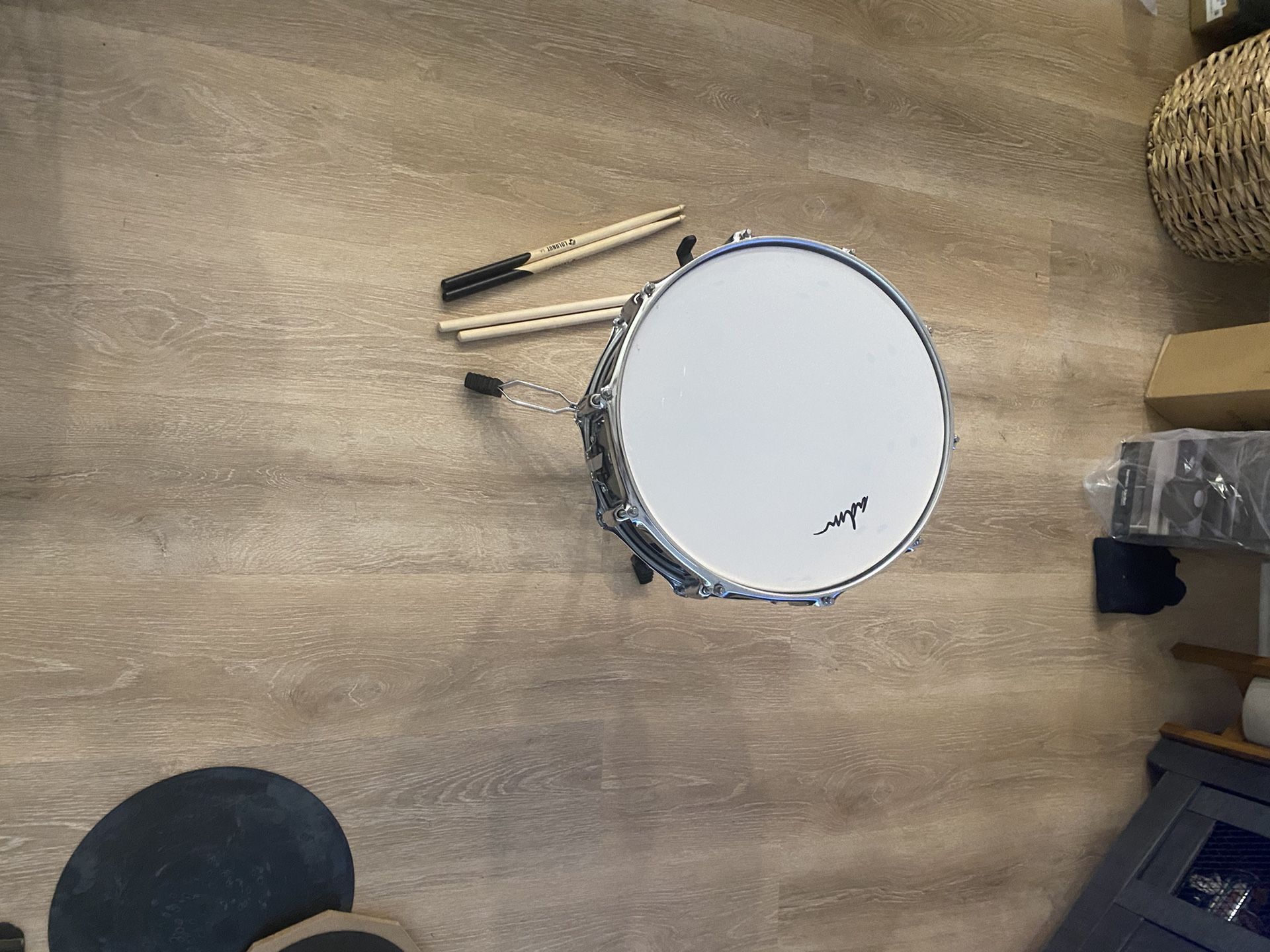 Snare Drum With Case And 4 Sticks And 2 Practice Pads.