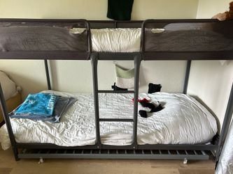 Twin bunk bed