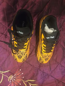 Kids Soccer Shoes Cleats, size 10