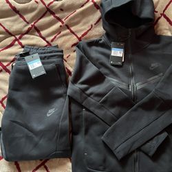 Black Nike Tech 