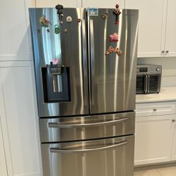 Refrigerator Samsung Almost New