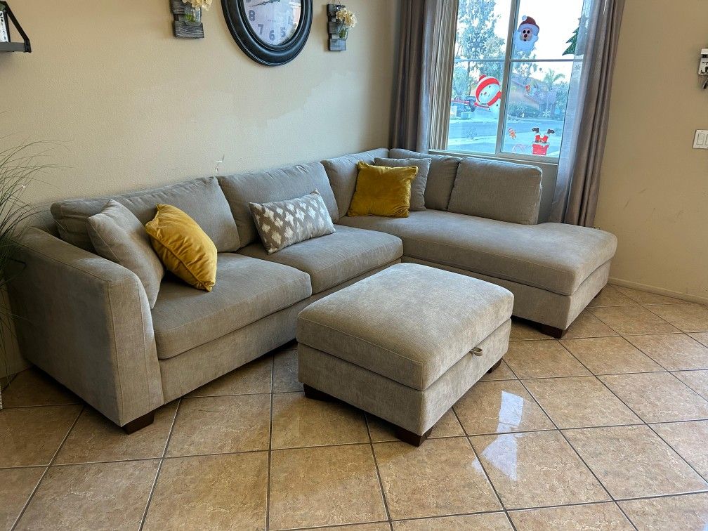 Super Comfortable Beige Sectional Couch From COSTCO LIKE NEW!!