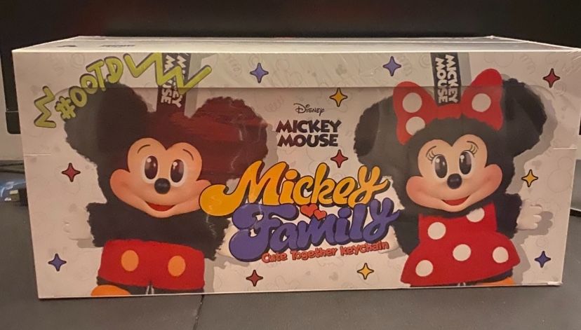 **NEW** POP MART x Disney Mickey Family Cute Together Keychain Series.