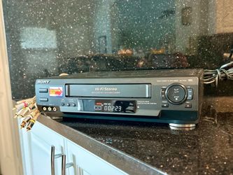 VCR IN GOOD WORKING CONDITION NO REMORSE COMES WITH AV CABLE AS PICTURED