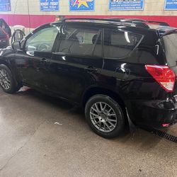 2006 Toyota Rav 4 , 4cylinder AwD clean in out everything work fine good Heat good cold ac aftermarket “17 wheels remote start 145xxx