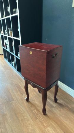 Cigar humidor