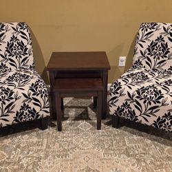 2 Accent Chairs w/nesting Table