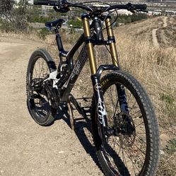 V10 Santa cruz downhill bike