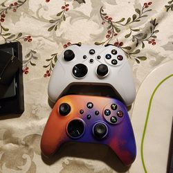 2 Xbox Controllers New