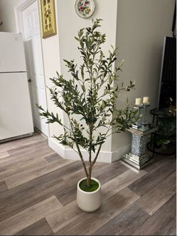 Pretty artificial plant Olive 🫒 tree with planter ! Brand New