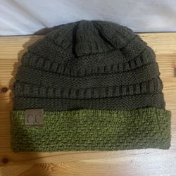 C.C Exclusive Women's Two Tone Color Cable Knit Ribbed Soft Beanie Hat with Cuff Used Good Condition $12 Meet Up In Irving @dfwgoods