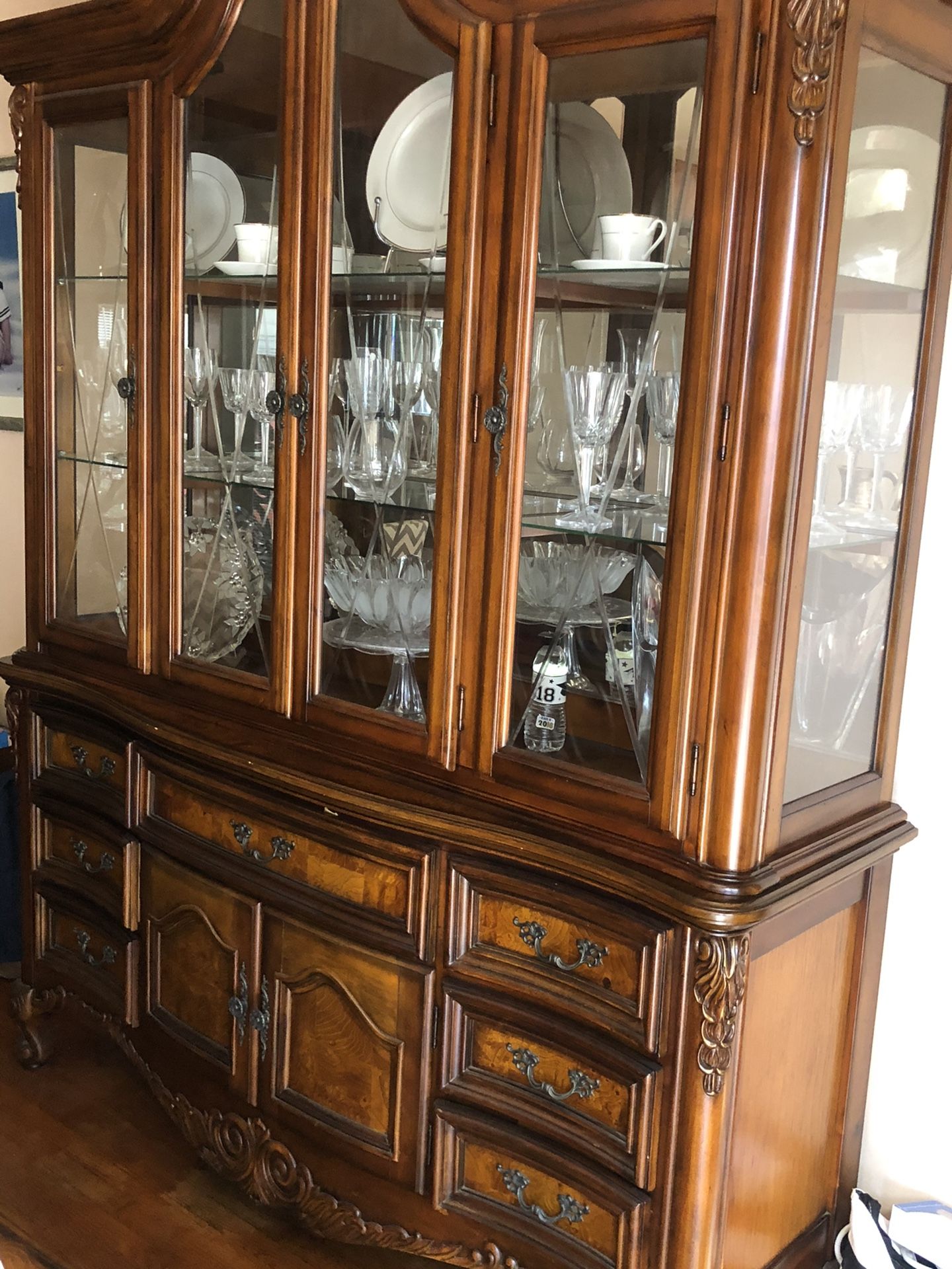 Dining room table and China. Excellent condition