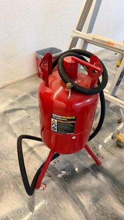 Central Pneumatic 20 lb Pressurized Sandblaster – Like New