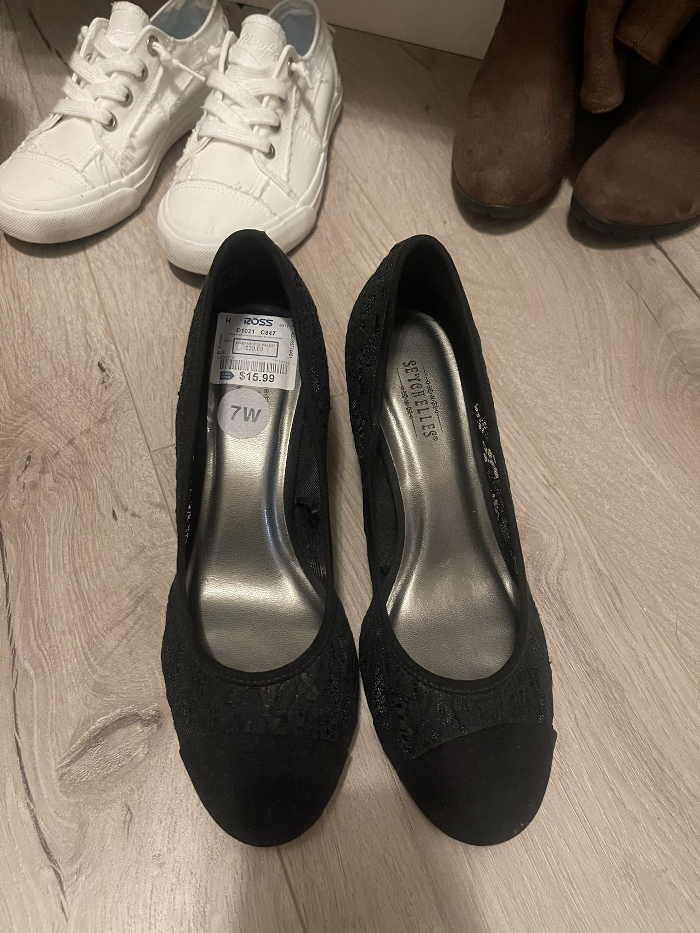 Black Wedges Lace Size 7 Super Cute No Holds