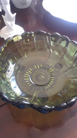 FOOTED VINTAGE GREEN DEPRESSION BOWL IN EXCELLENT CONDITION. 11" TALL