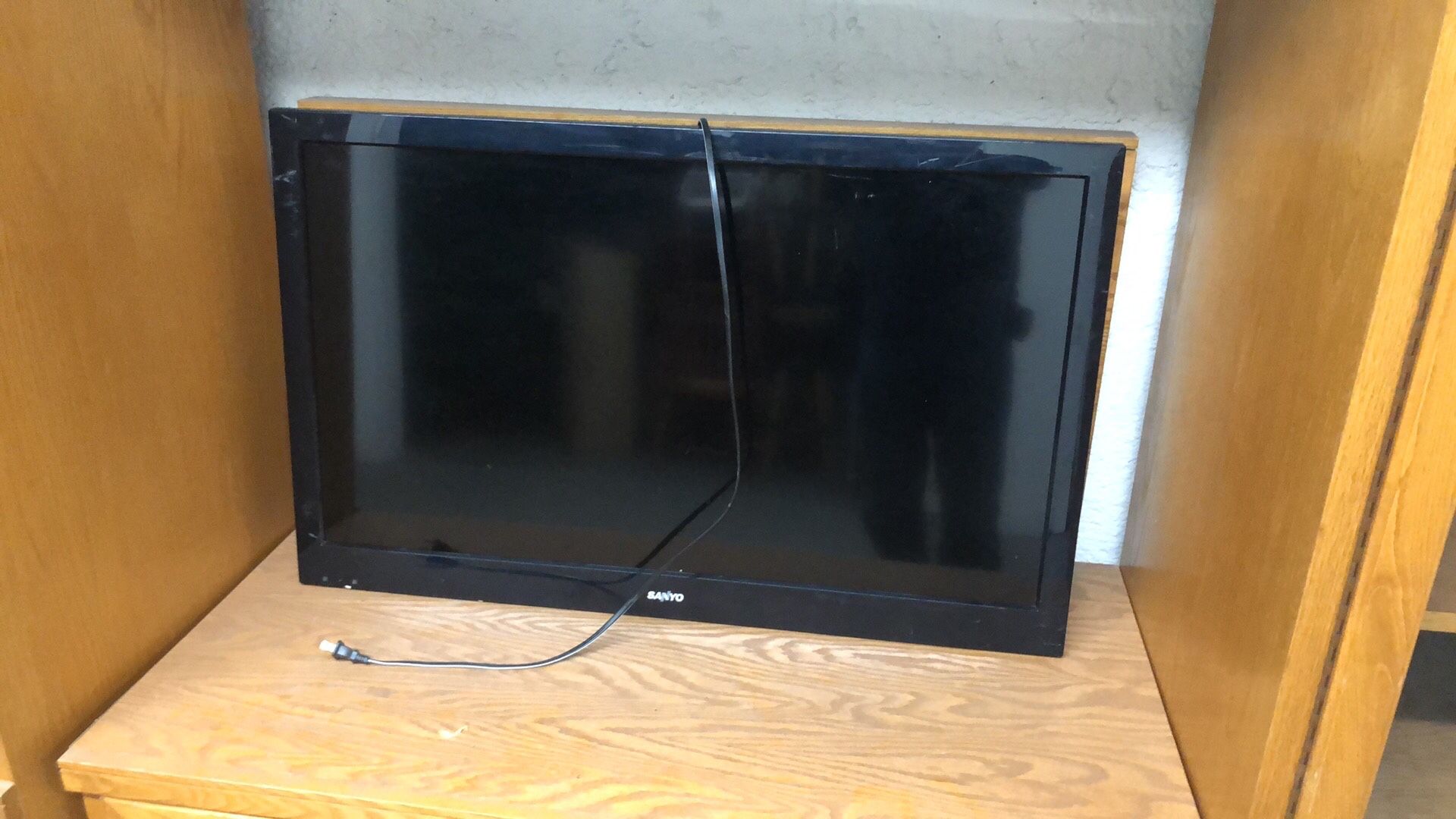 36 Inch Sanyo Tv No Remote Control You Have To Hold It In The Wall