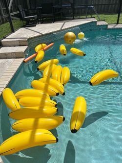 Inflatable bananas - pool toy 19 pieces