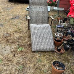 !MUST GO THIS WEEKEND! BEST OFFER TAKES IT! Chaise Lounge Wicker Pool Chair Sturdy Metal Frame 