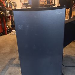 Midea Mini fridge For sale!!