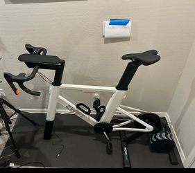 ZWIFT road bike trainer KICKER . NEW