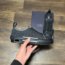 B23 Sneakers