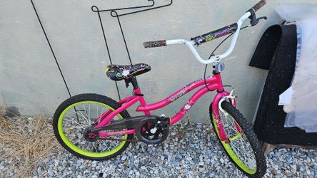Title: Girls 20" Bike $18 - Needs TLC / Project Bike