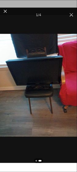 Small tv selling cheap because it titles to much to the front cash only