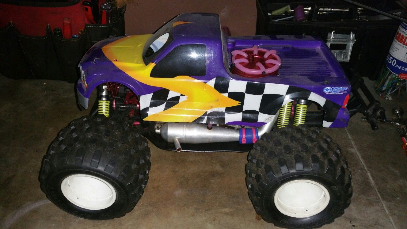 Thunder tiger ek4 s2 unlimited nitro monster truck. Gigantic .70 engine rtr