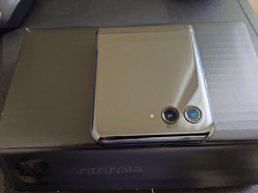Brand New unused Moto Razr plus 2023 AT&T Locked