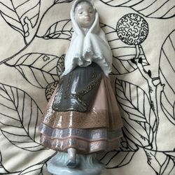 Lladro Girl Figurine