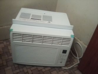 General electric air conditioner with window guards great condition