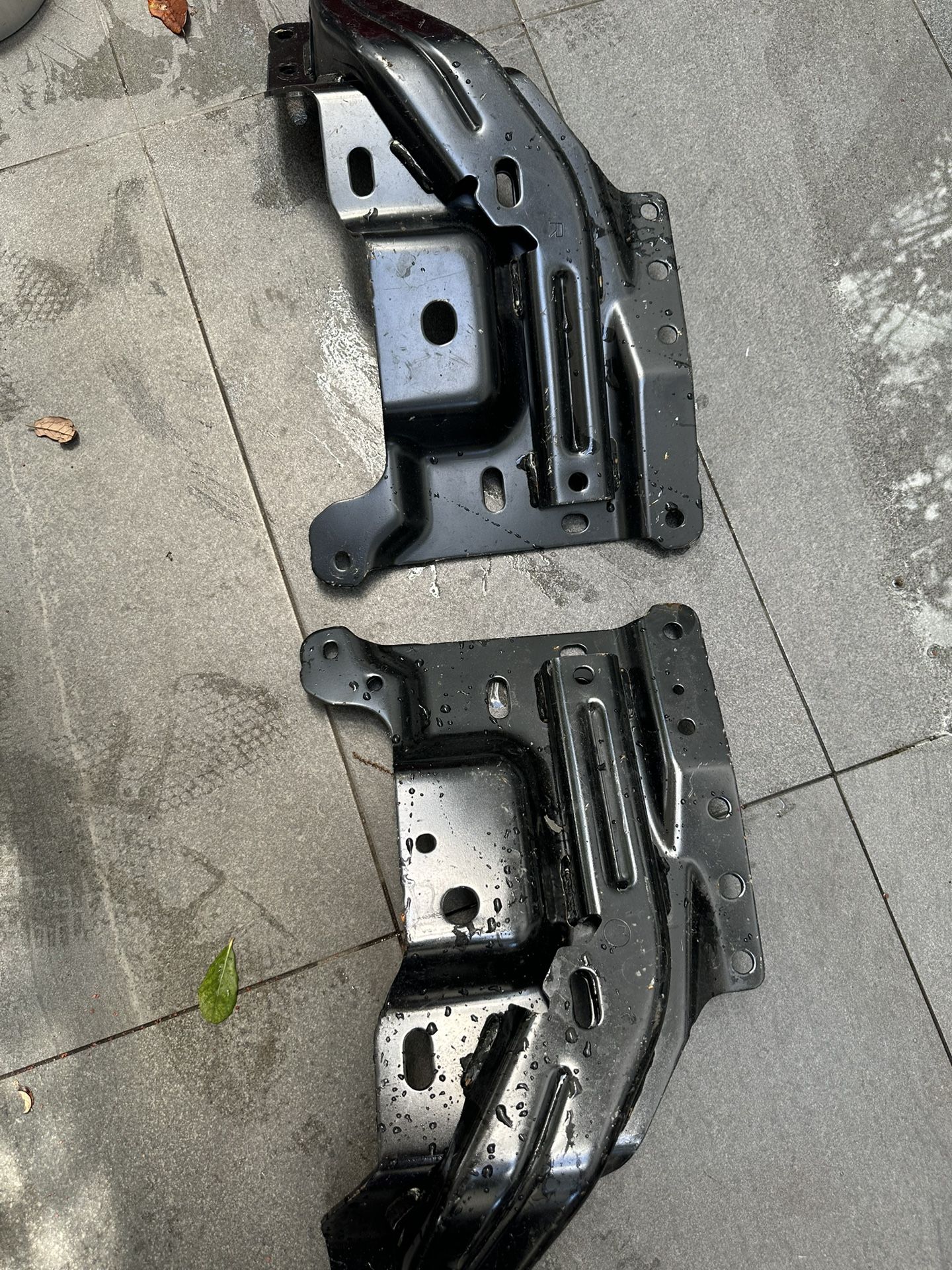 Front bumper bracket/Soporte del parachoques delantero