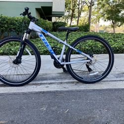 Trek Marlin 4 Mountain Bike (13.5” Frame - 27.5” Tires)