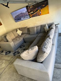 * Like New * Dream cloud 6pc Modular sectional sofa ( Free Delivery )