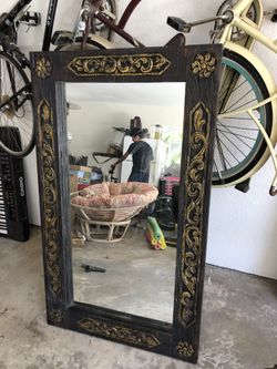 Espejo antiguo de marco de madera mide 34 pulgadas de ancho po 571/2 pulgadas de alto