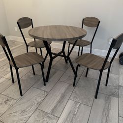 Breakfast Table  +  4 Chairs 