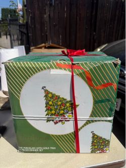 Free Christmas Dish set