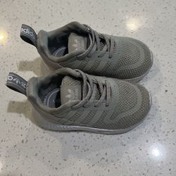 Unisex Toddler Adidas Sneakers Size 5