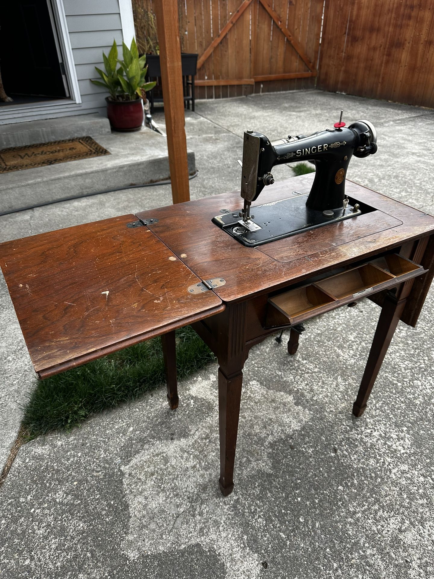 Antique Singer Sewing Table With Machine for Sale in Houston, TX - OfferUp