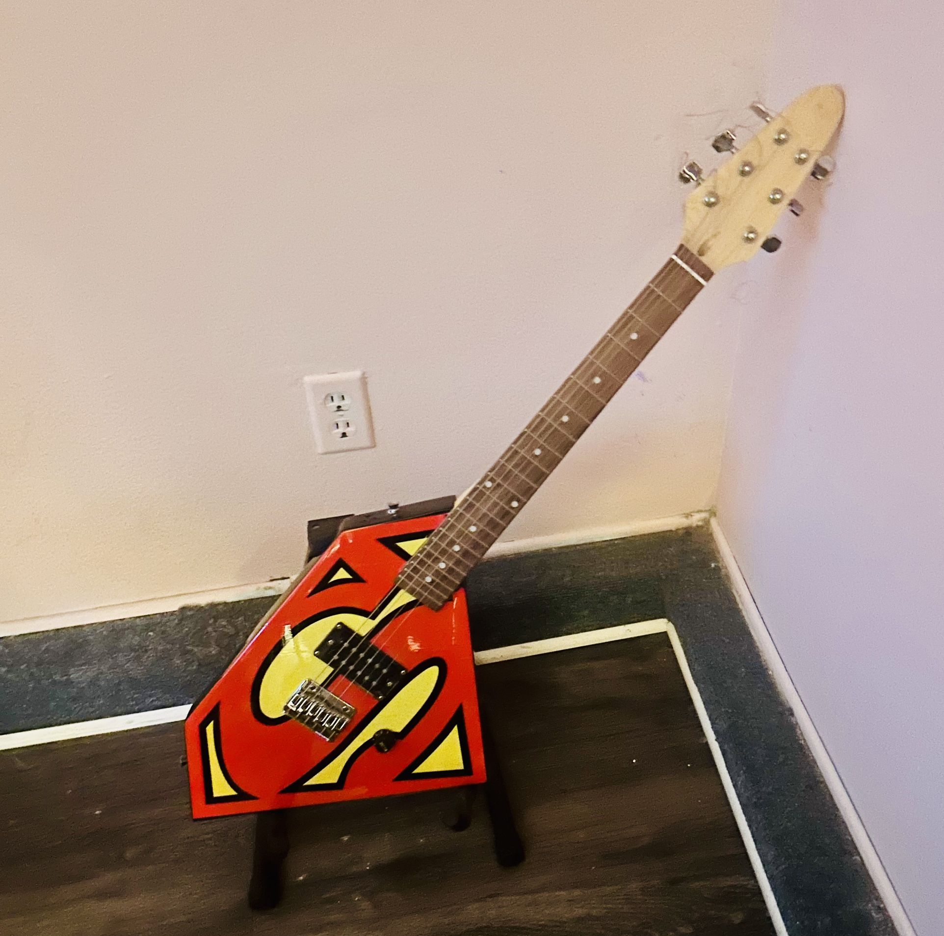 πΈ Superman Electric Guitar -Six Flags Official DC Comics Edition