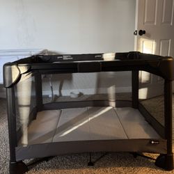 4 Moms Breeze Go Playard 