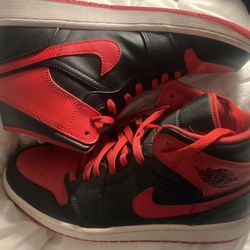 . Air Jordan 1 mid . color red/ black . size 9.5