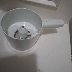 Battery powered flour sifter with mesh screen