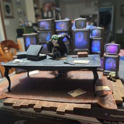 Arkham Origins Joker Statue. Batman Collectors Ps3