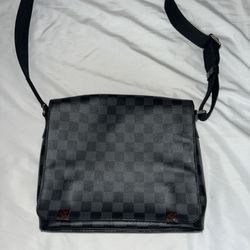 Louis Vuitton District PM Leather Shoulder Bag - Black